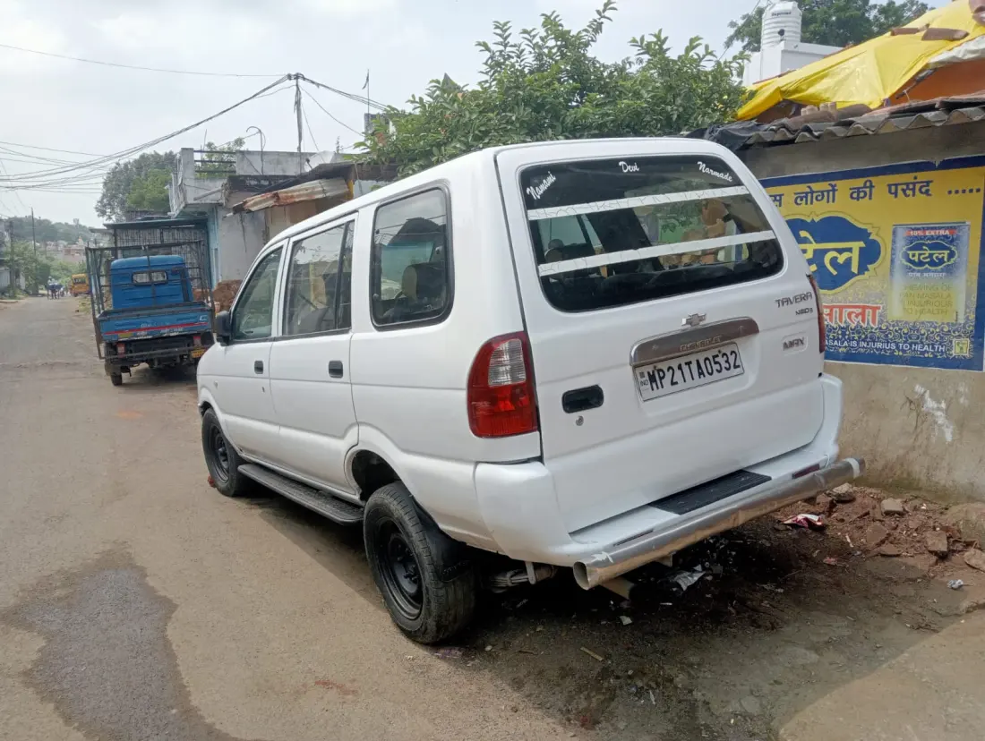 White Chevrolet Tavera MPV from the Jabalpur Taxi fleet